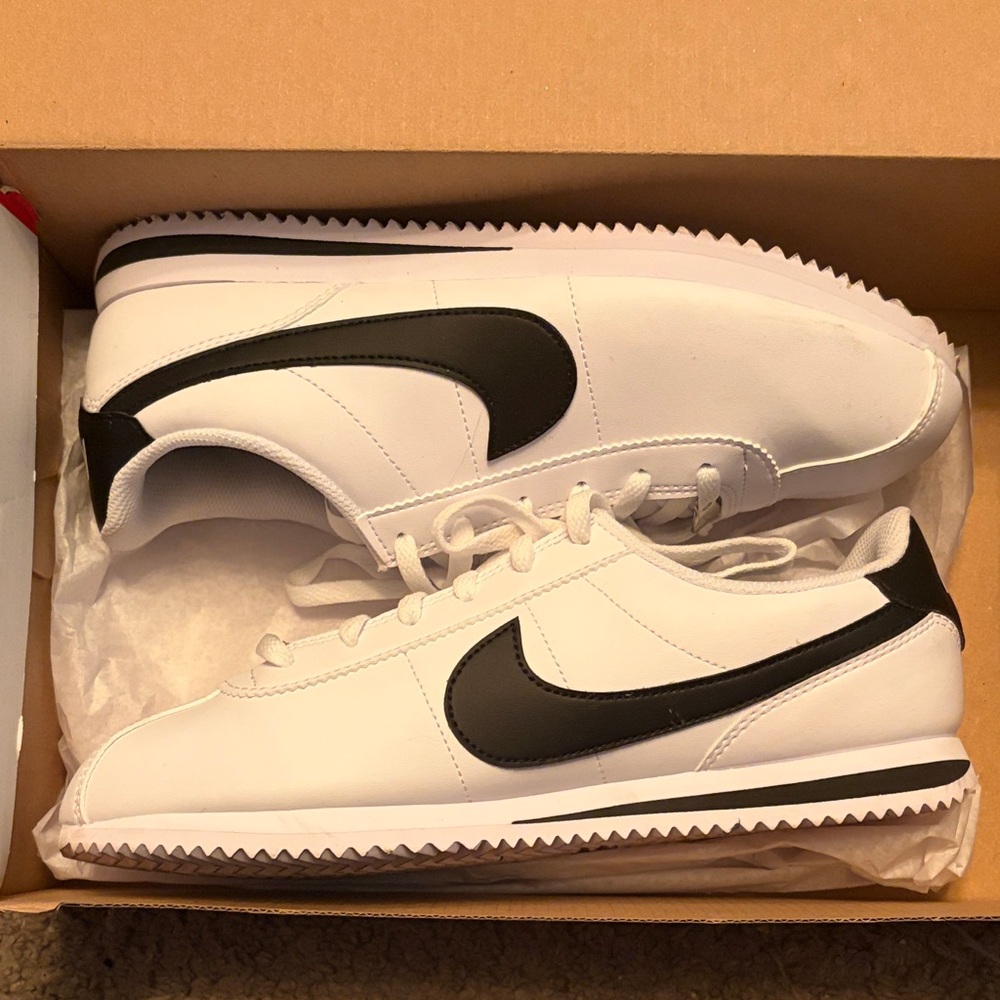 Nike Women's White and Black Athletic Shoes